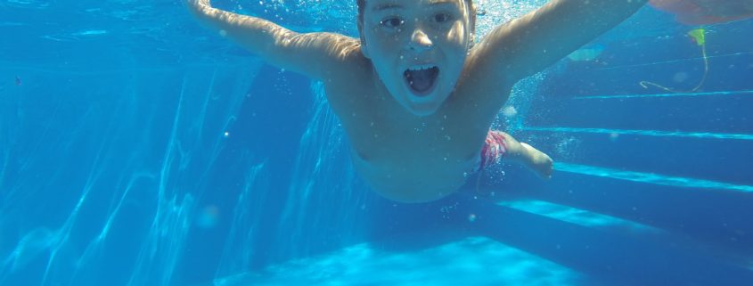 bambino in piscina